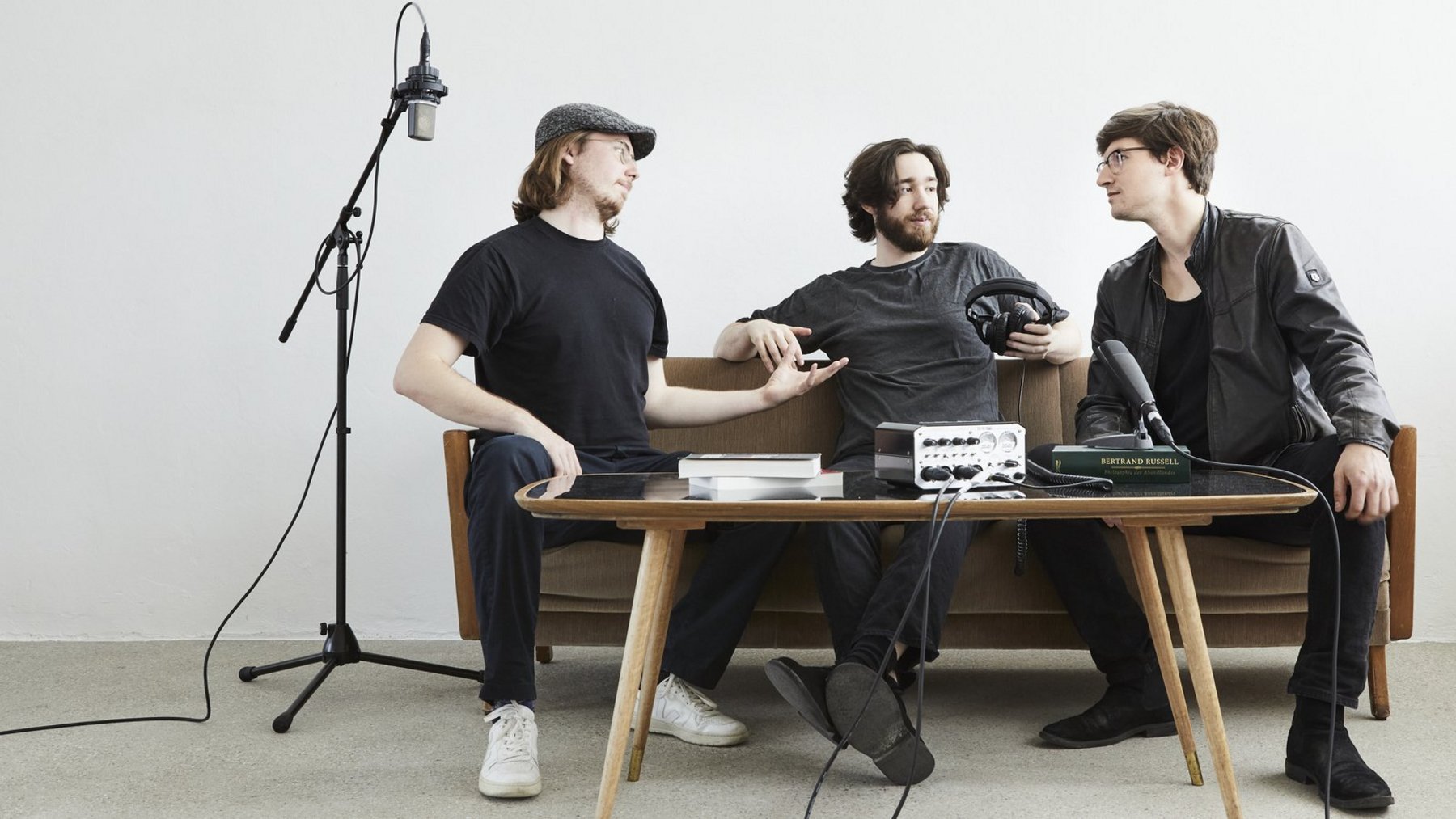 Kilian Karger, Richard Rupp und Manuel Schäfler auf einem Sofa sitzend