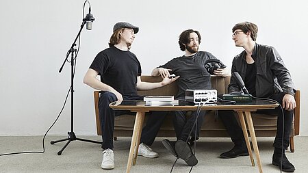 Kilian Karger, Richard Rupp und Manuel Schäfler auf einem Sofa sitzend