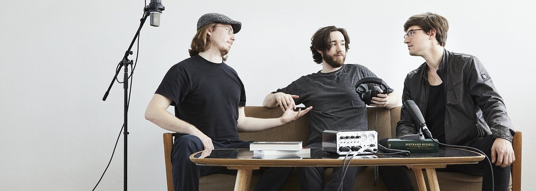 Kilian Karger, Richard Rupp und Manuel Schäfler auf einem Sofa sitzend