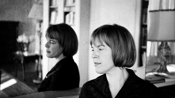 Schwarzweiß Foto von Ingeborg Bachmann vor Spiegel