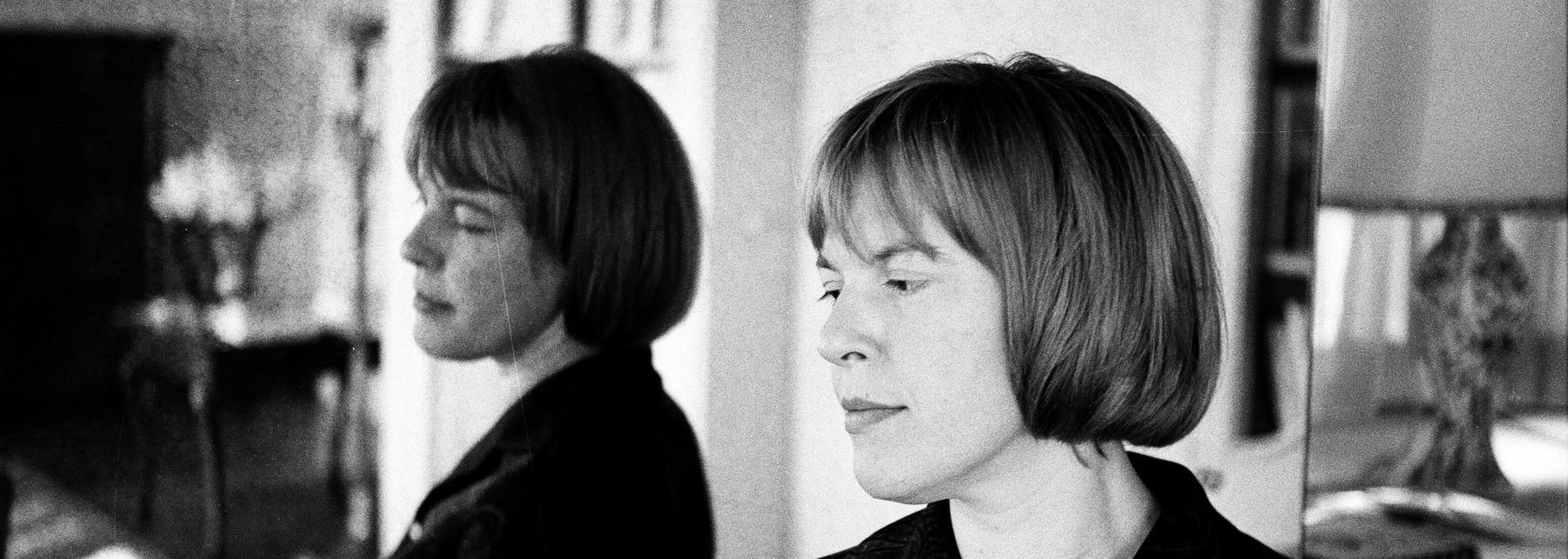Schwarzweiß Foto von Ingeborg Bachmann vor Spiegel