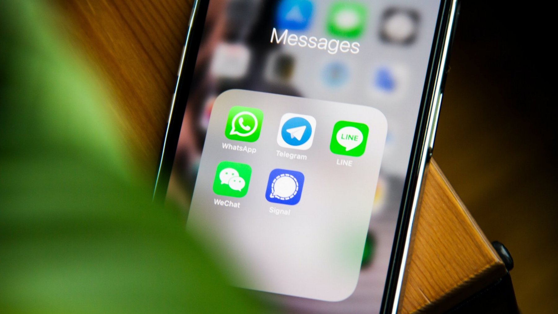 Handy auf dem verschiedene Apps zum austausch von Chatnachrichten sichtbar sind.