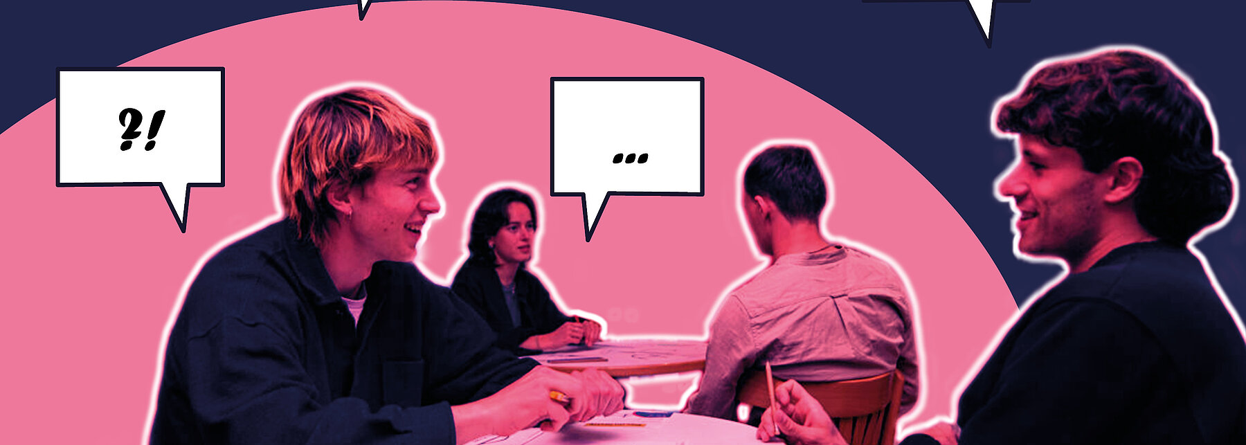 Menschen, die sich an Tischen gegenübersitzen und unterhalten