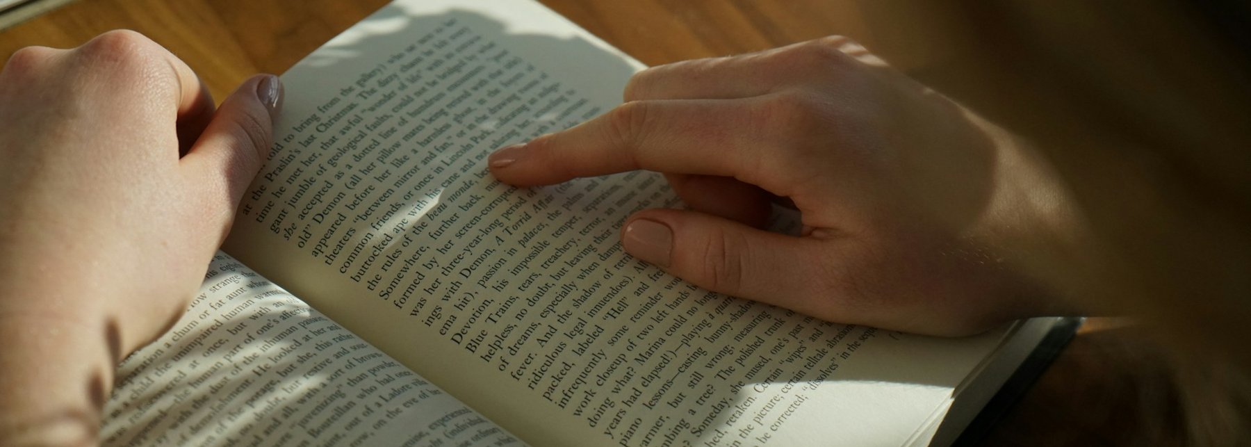 Symbolbild: Aufgeschlagenes Buch