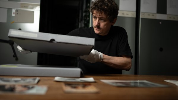 Dr. Patrick Geiger betreut die archivische und wissenschaftliche Erschließung des „Archiv Salamander“ in der Monacensia
