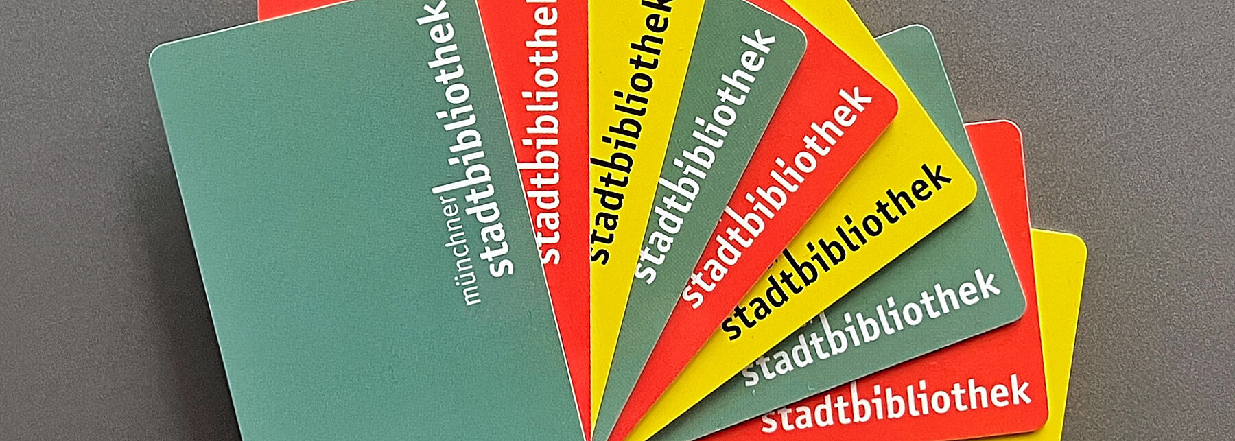 aufgefächerte, bunte Bibliotheksausweise