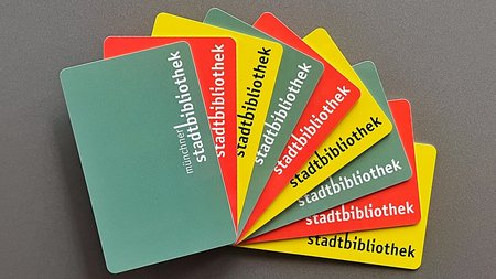 aufgefächerte, bunte Bibliotheksausweise