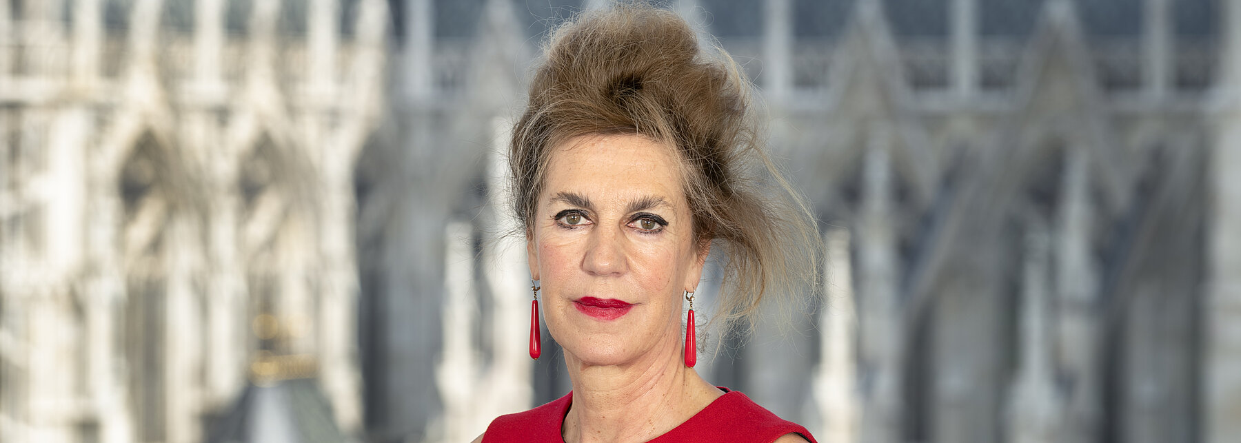 Zu sehen ist die Person Barbara Vinken.