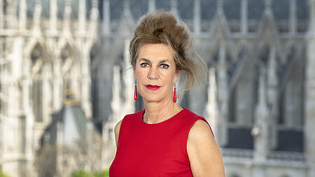 Zu sehen ist die Person Barbara Vinken.