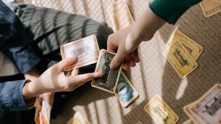 Zwei Personen tauschen Sammelkarten miteinander aus.