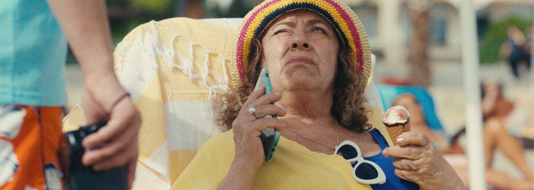 Ältere Frau im Liegestuhl am Strand