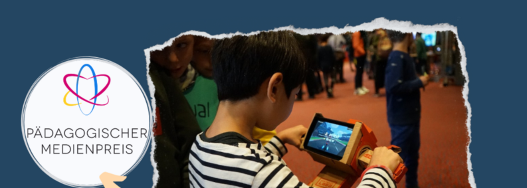 Kinder spielen mit Medientechnologien