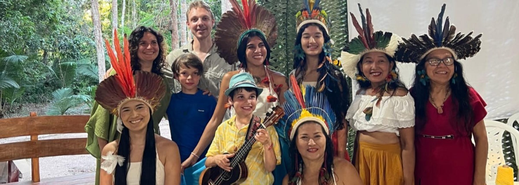 Musikgruppe mit Trommeln und Federschmuck