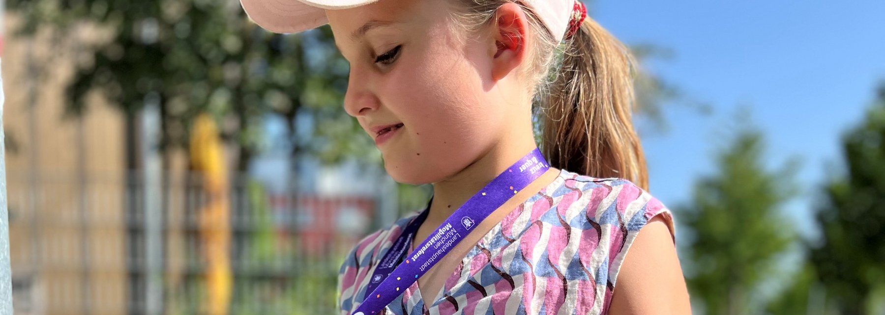 Kind an einer Punktesammelstelle