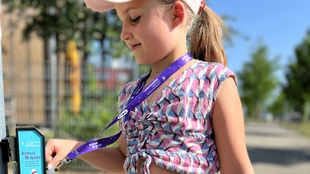 Kind an einer Punktesammelstelle
