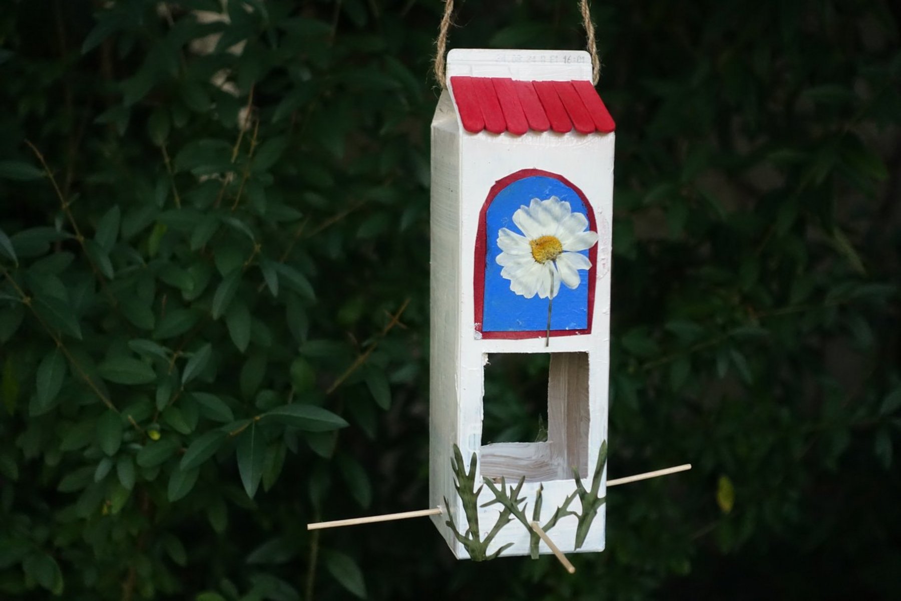 Ein Vogelhäuschen aus einem alten Tetrapack gebaut.