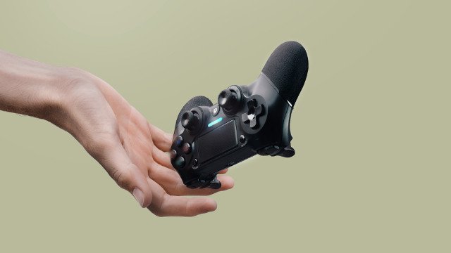 Hand, die einen Gaming Controller in die Luft wirft