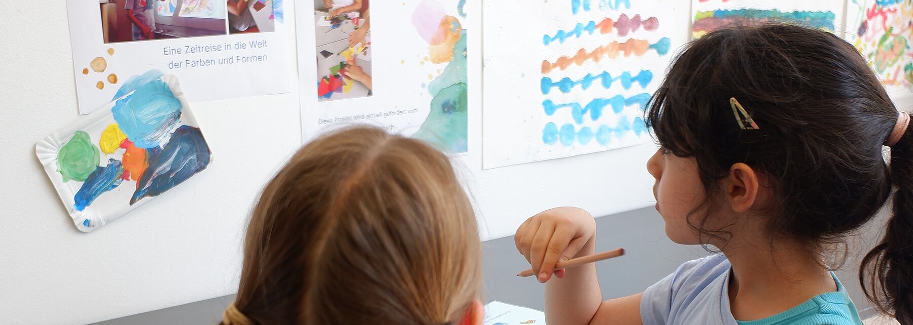 Zwei Kinder beim Malen