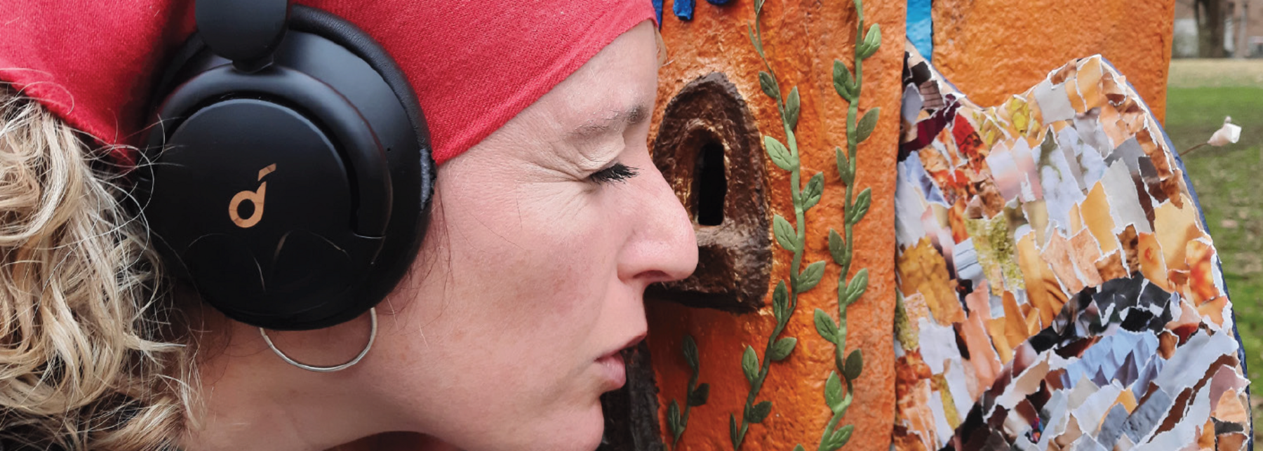 Ein Frau schaut durch ein Guckloch vom Puppentheater