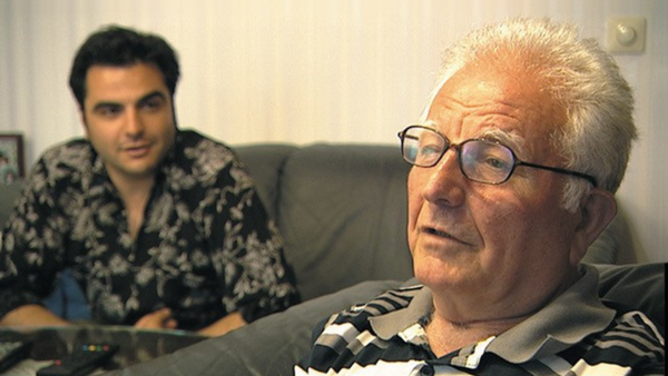 Alter Mann im Vordergrund - dahinter sein Sohn Karnik Gergorian, der interessiert seinen Vater beobachtet