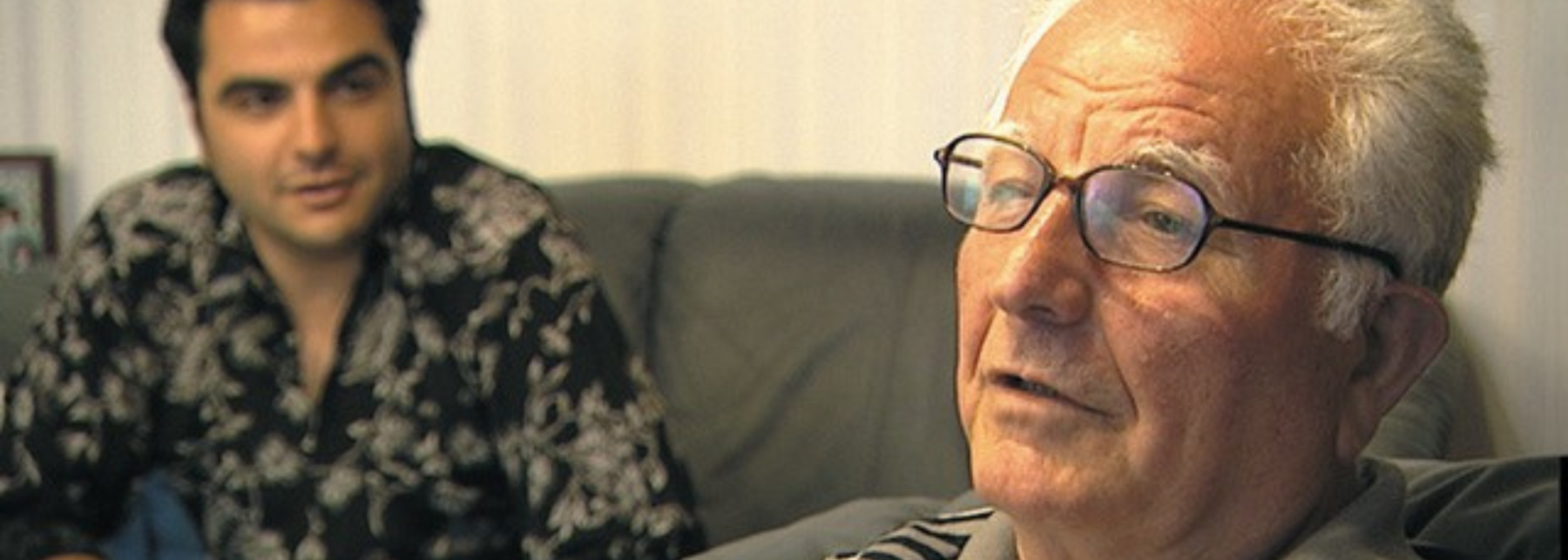 Alter Mann im Vordergrund - dahinter sein Sohn Karnik Gergorian, der interessiert seinen Vater beobachtet