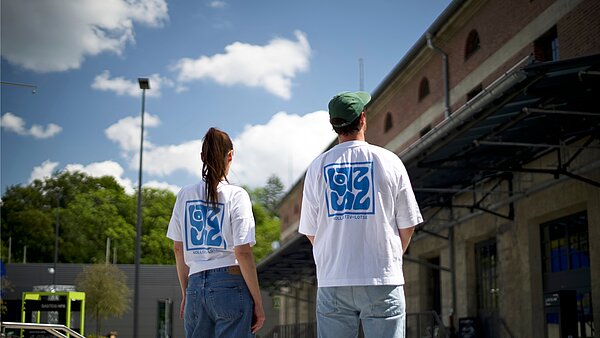 Zwei Menschen vor dem Gasteig HP8