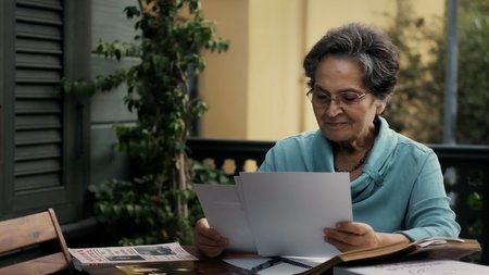 Nur Deriş am Schreibtisch erforscht die Geschichte ihrer Tante Sabiha.