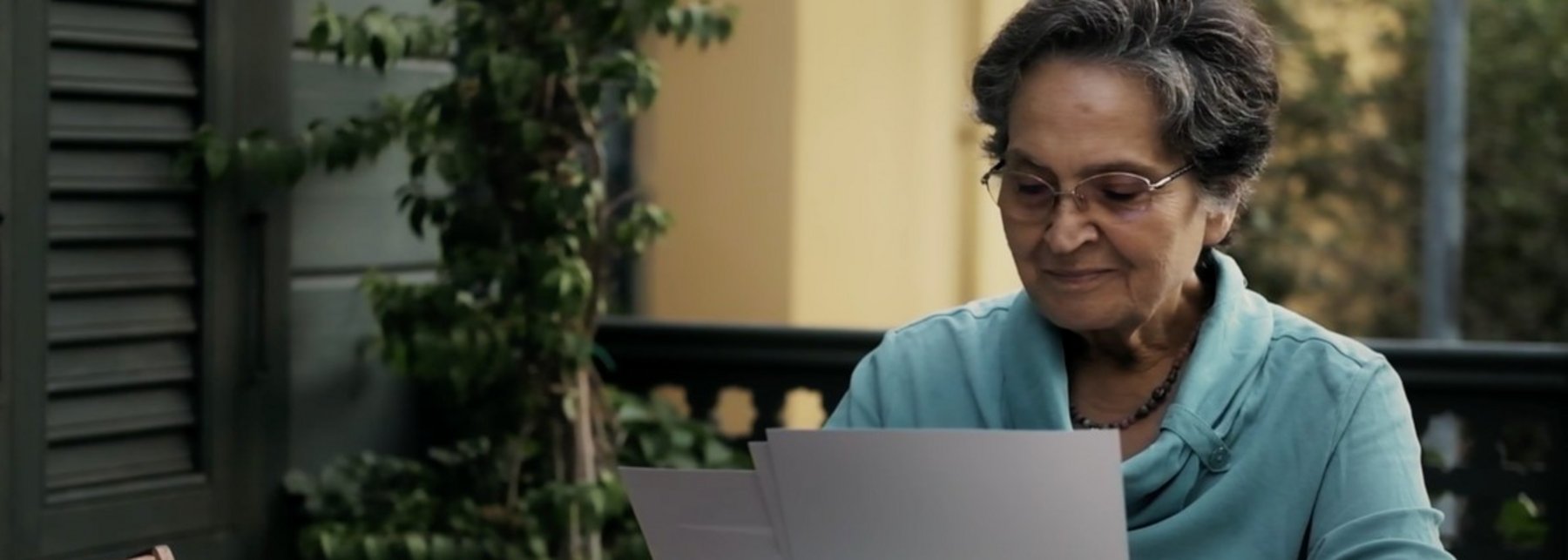 Nur Deriş am Schreibtisch erforscht die Geschichte ihrer Tante Sabiha.