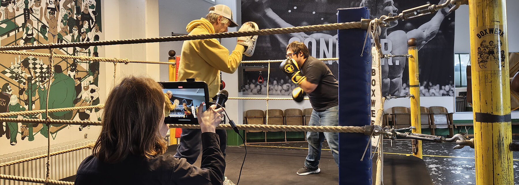Ein Junge beim Training im Boxring