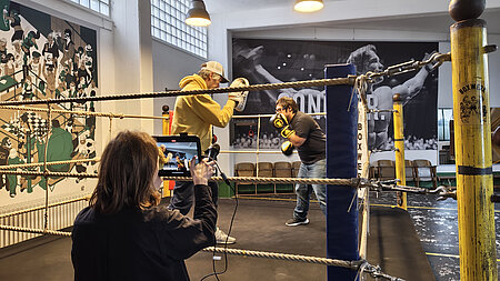 Ein Junge beim Training im Boxring