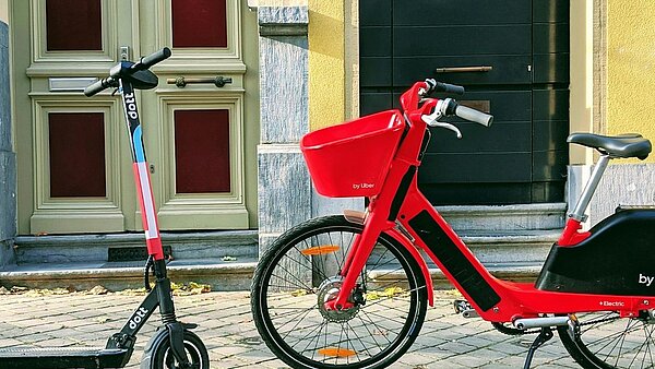 E-Roller und Fahrrad