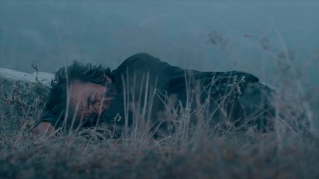 Ziegenhirte schläft im Gras