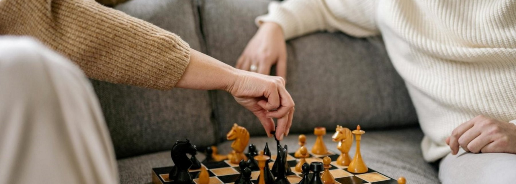 Zwei Menschen spielen Schach