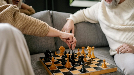 Zwei Menschen spielen Schach