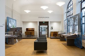 Ausstellungsfoto mit zwei Schreibtischen