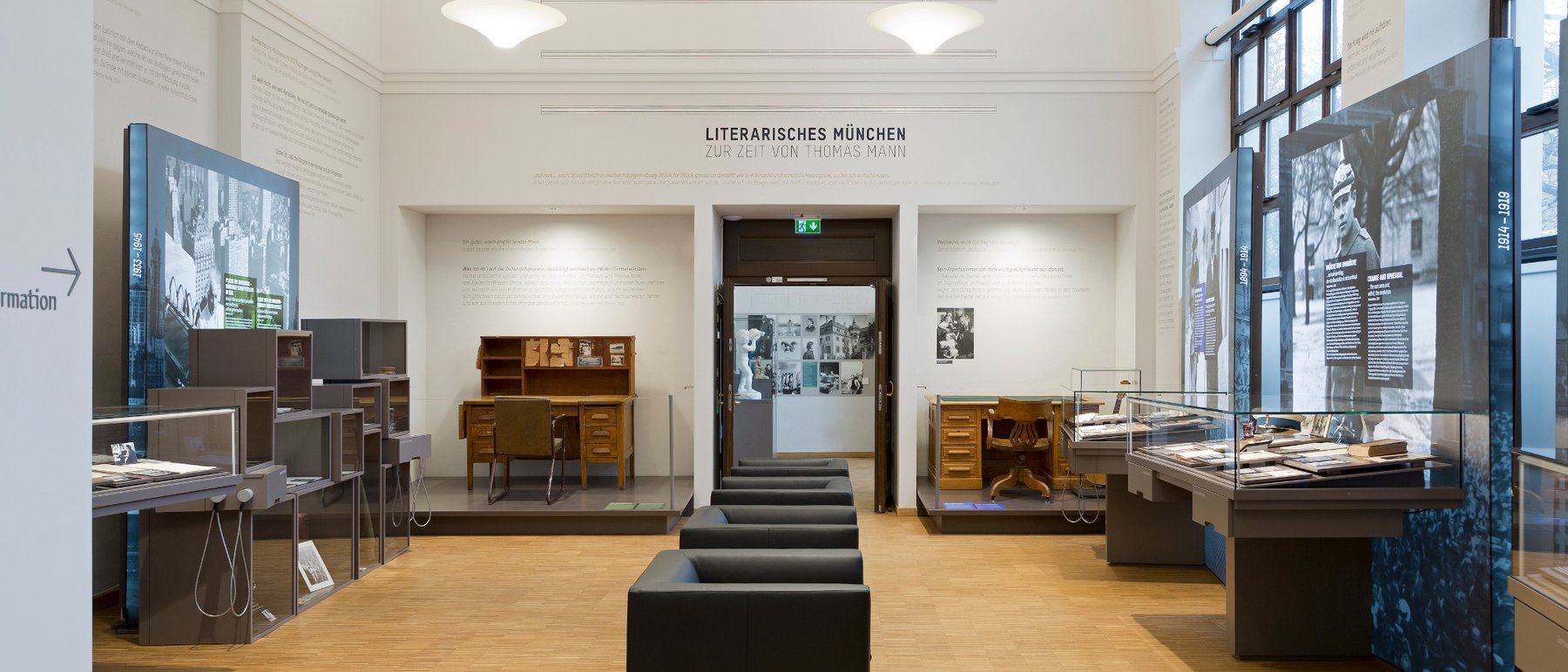 Ausstellungsfoto mit zwei Schreibtischen