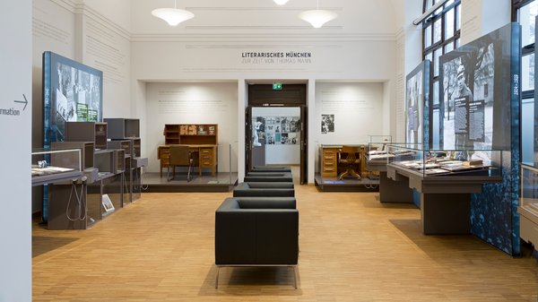 Ausstellungsfoto mit zwei Schreibtischen