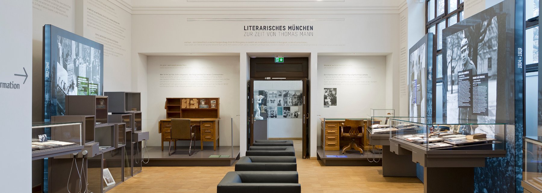 Ausstellungsfoto mit zwei Schreibtischen