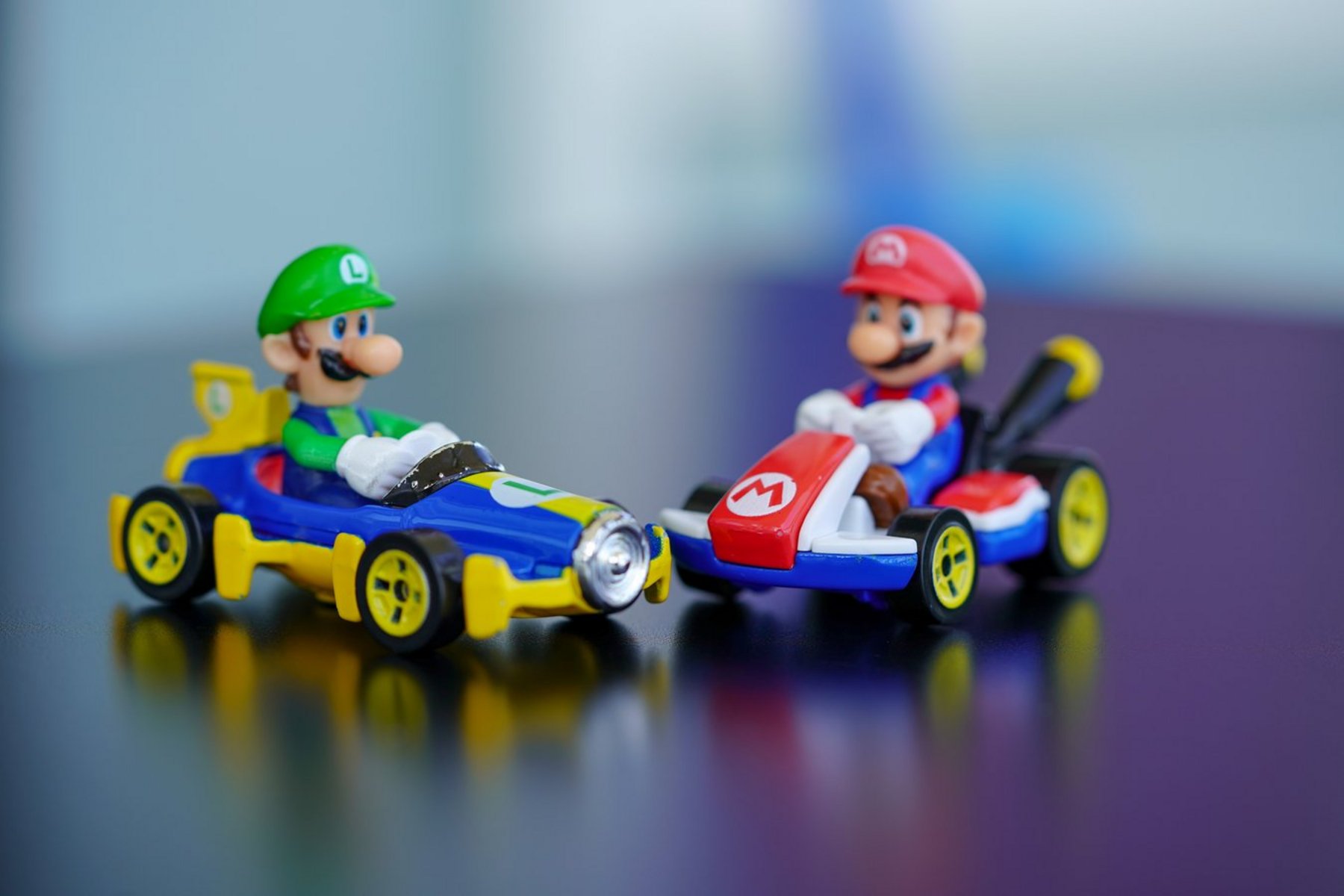 Figuren von Super Mario und Luigi in Karts