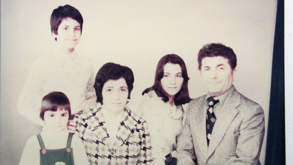 Leicht überbelichtetes Familienfoto: Vater, Mutter und drei Kinder zwischen drei und zwölf