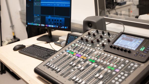 Mischoult und Aufnahmeequipment