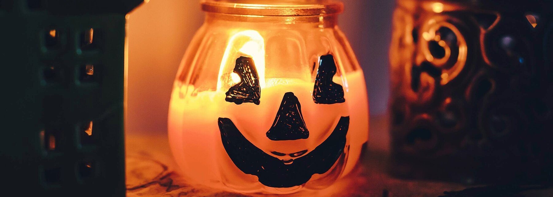 Ein Teelicht in Form eines Halloween-Kürbis