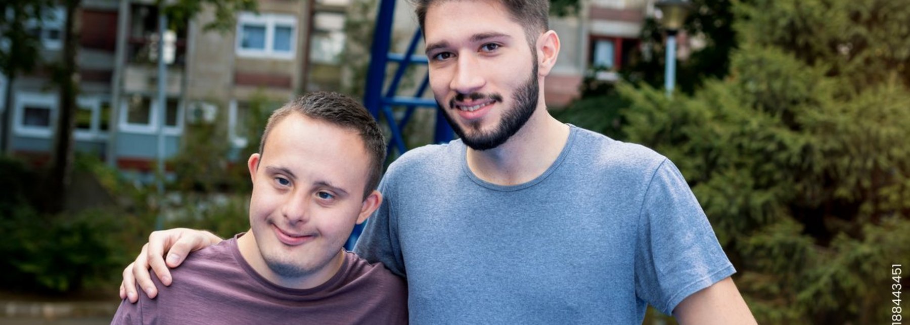 Zwei Männer unter einem Basketballkorb