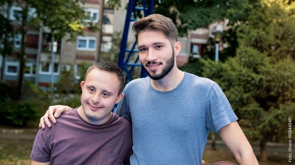 Zwei Männer unter einem Basketballkorb