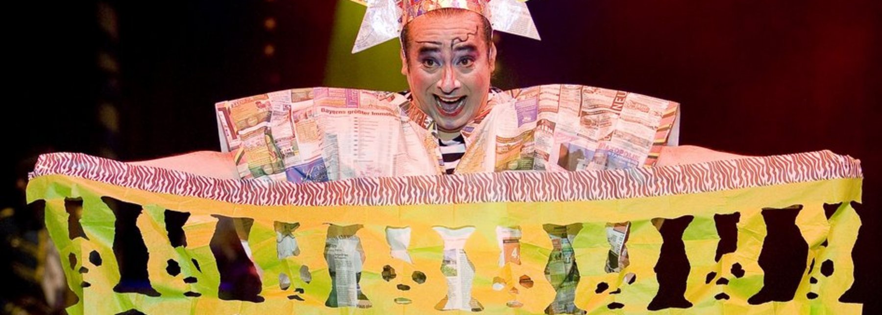 Mr. Lo mit Papiergirlande
