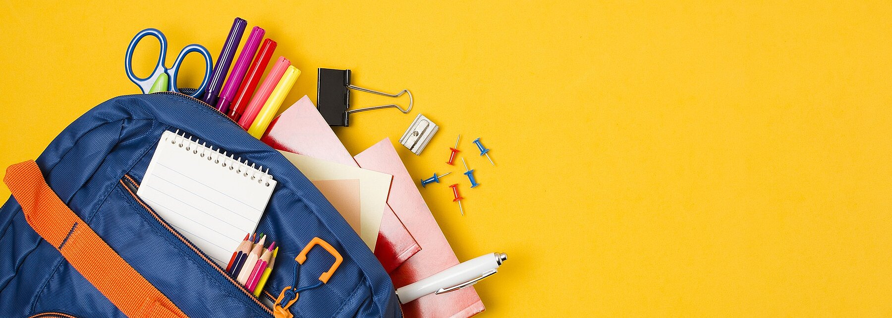 Rucksack mit Schulmaterialien