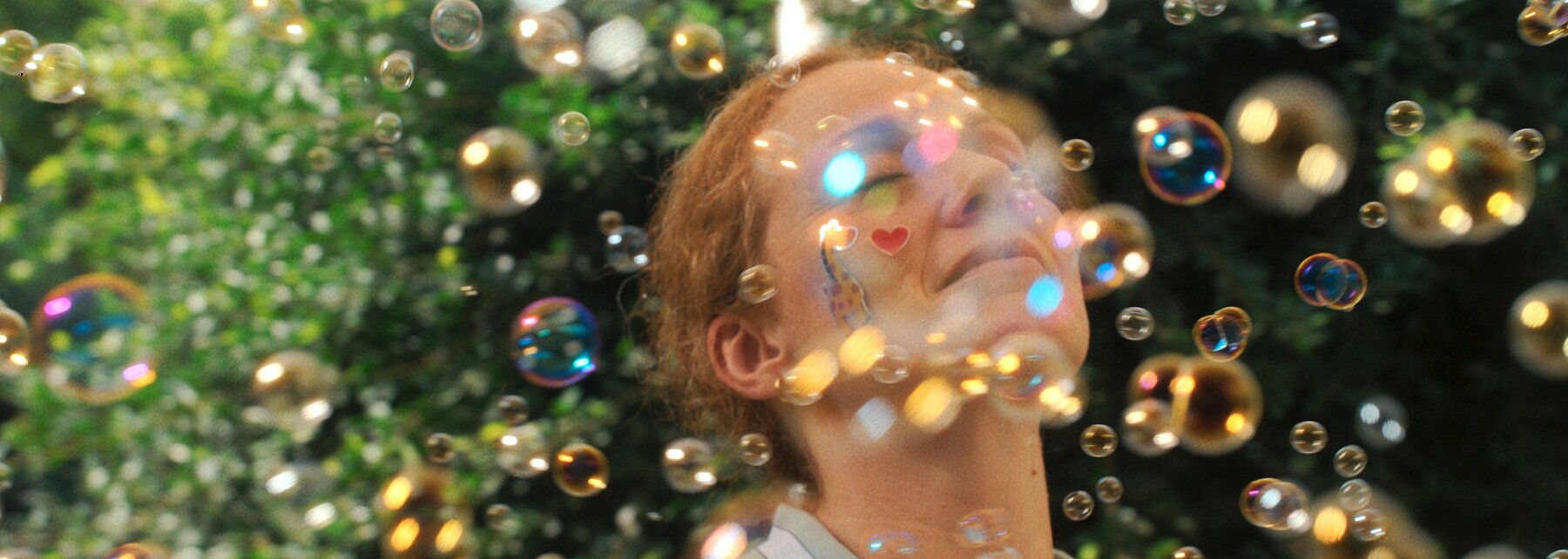 Filmstill Protagonistin in einer Wolke von Seifenblasen
