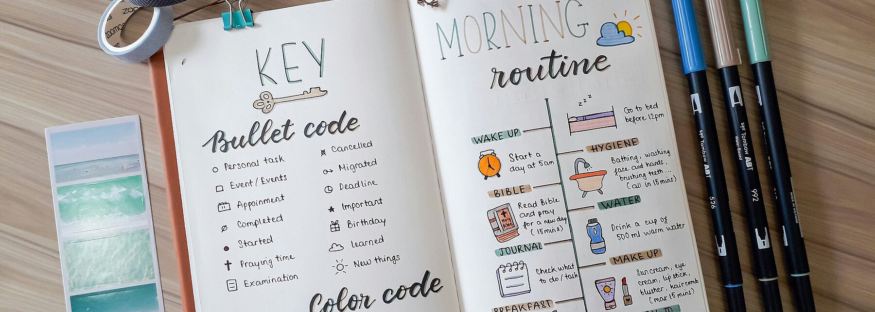 Bullet Journal mit Stiften und Washi Tapes