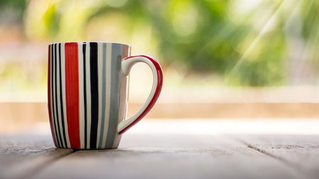 Eine Tasse steht auf einem Tisch.