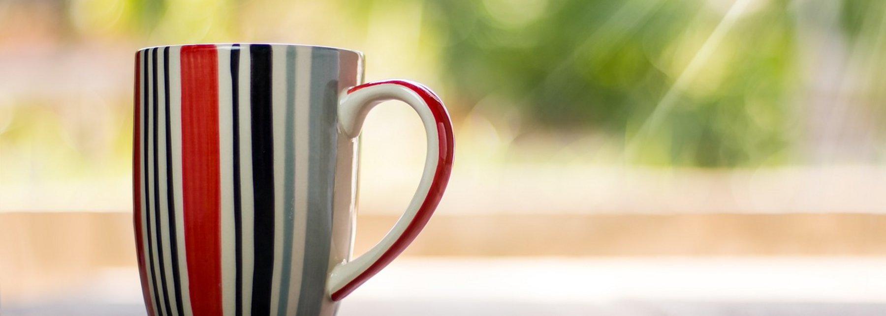 Eine Tasse steht auf einem Tisch.